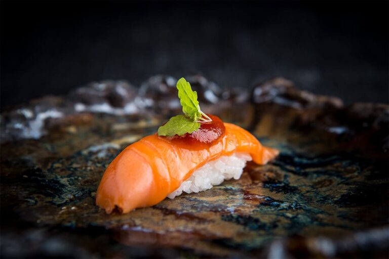 Nigiri salmon 768x512